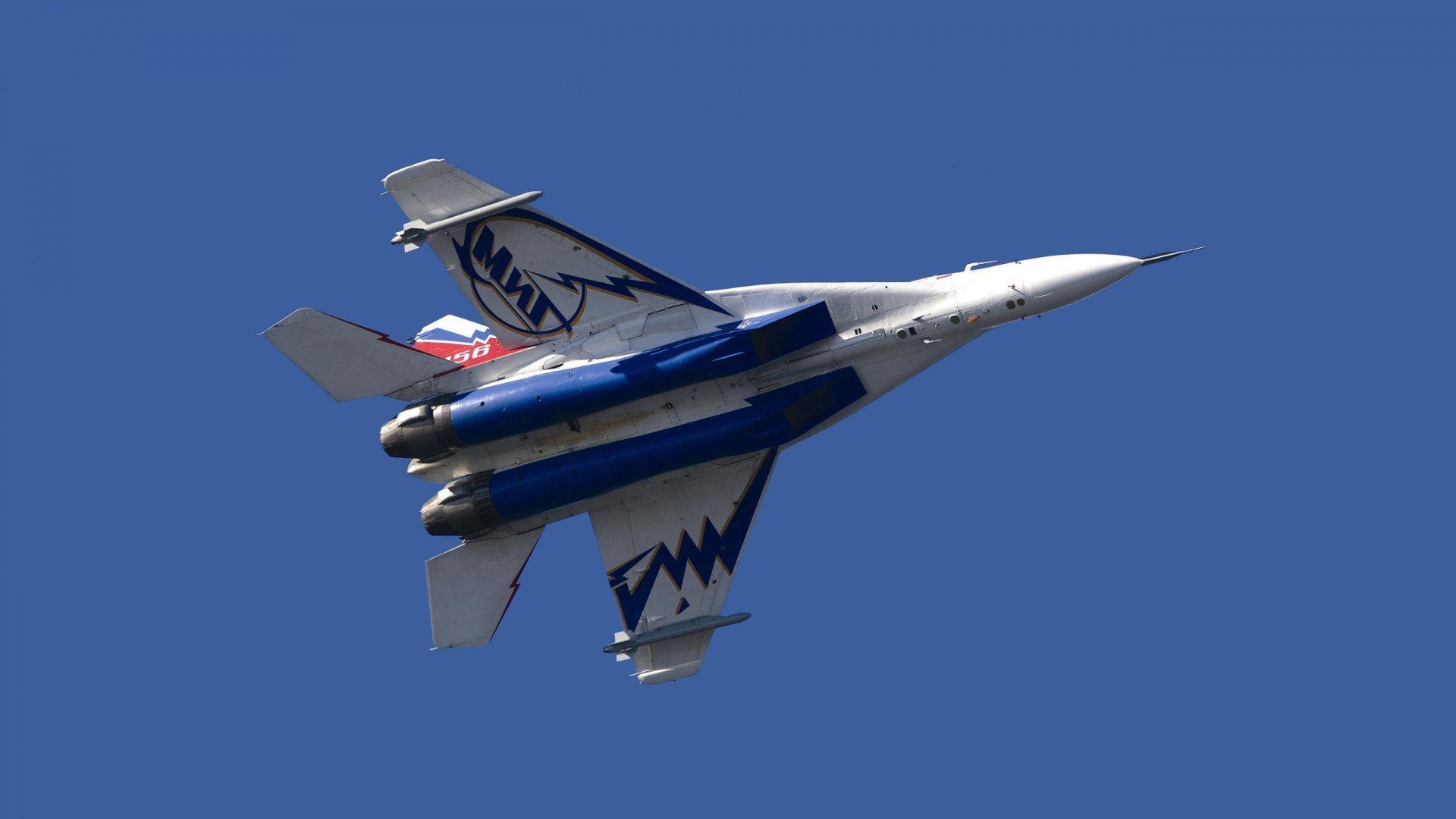 球迷支持度与主场胜率之间存在怎样的隐含关联，主场球迷给客场球员鼓掌